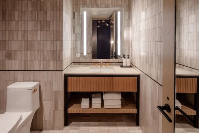 Tempo by Hilton New York Times Square-King Corner Suite Times Sq Vw HearING AccESS-5