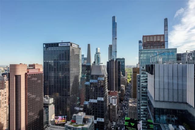 Tempo by Hilton New York Times Square-King Corner Suite Times Sq Vw HearING AccESS-13