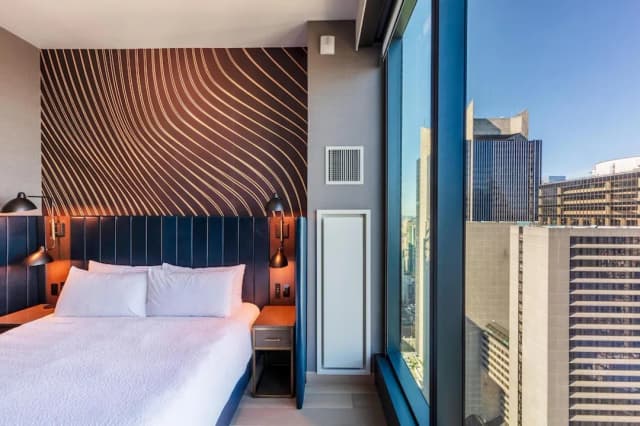 Tempo by Hilton New York Times Square-King Corner Suite Times Sq Vw HearING AccESS-14