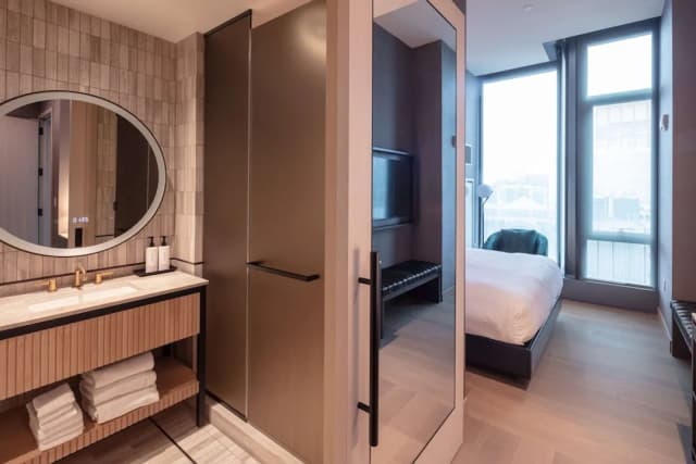 Tempo by Hilton New York Times Square-King Corner Suite Times Sq Vw HearING AccESS-1