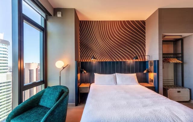 Tempo by Hilton New York Times Square-King Corner Suite Times Sq Vw HearING AccESS-10