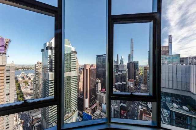 Tempo by Hilton New York Times Square-King Corner Suite Times Sq Vw HearING AccESS-16