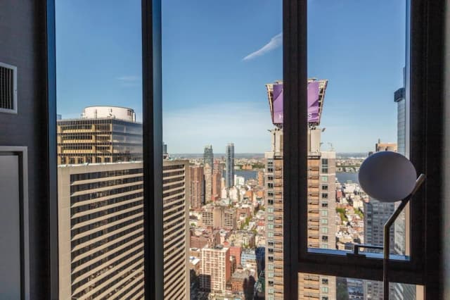 Tempo by Hilton New York Times Square-King Corner Suite Times Sq Vw HearING AccESS-11