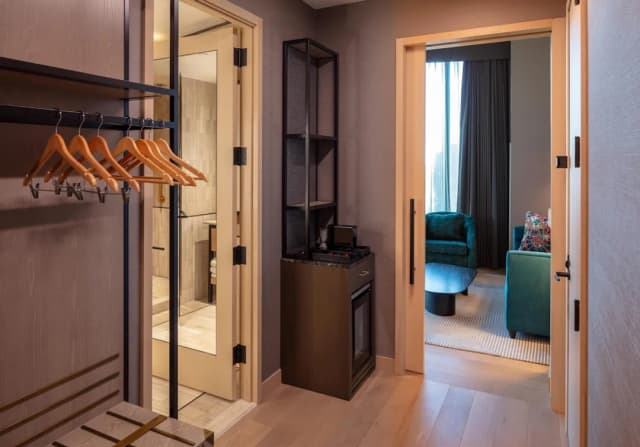 Tempo by Hilton New York Times Square-King Corner Suite Times Sq Vw HearING AccESS-12