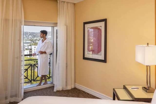 Sofitel LA at Beverly Hills-奢华客房, 1 张特大床 (Hollywood Hills View)-3