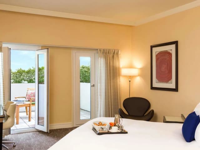 Sofitel LA at Beverly Hills-奢华客房, 1 张特大床, 露台-1