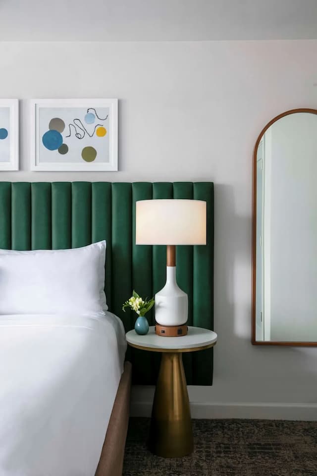 The Royal Sonesta Chicago Downtown-Deluxe Room, 1 King Bed, City View-4