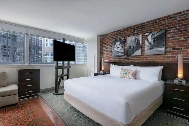 The Royal Sonesta Chicago Downtown-Superior Studio, 1 King Bed, Accessible (Columbus, Roll-In Shower)-2