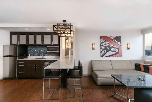 The Royal Sonesta Chicago Downtown-Superior Studio, 1 King Bed, Accessible (Columbus, Roll-In Shower)-1