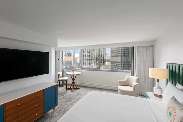 The Royal Sonesta Chicago Downtown-Premier Room, 1 King Bed, Accessible (Royal, Tub)-1