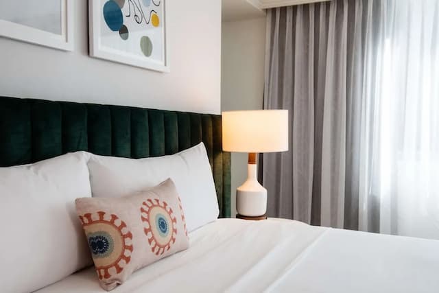 The Royal Sonesta Chicago Downtown-Premier Room, 1 King Bed, Accessible (Royal, Tub)-4