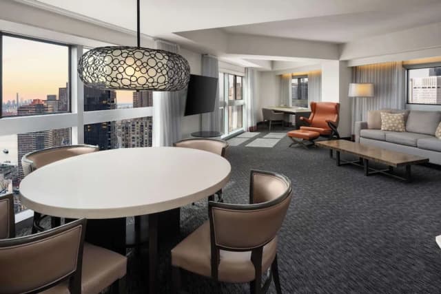 Millennium Hilton New York One UN Plaza-Suite, 1 King Bed-6