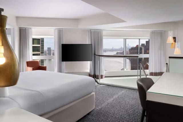 Millennium Hilton New York One UN Plaza-Suite, 1 King Bed-1