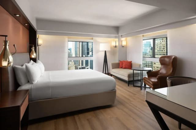 Millennium Hilton New York One UN Plaza-Deluxe Room, 1 King Bed, City View, Corner-9