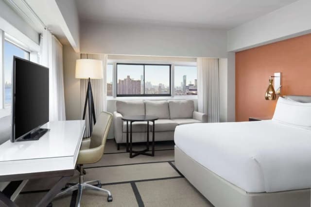 Millennium Hilton New York One UN Plaza-Premium Room, 1 King Bed, City View, Corner-5