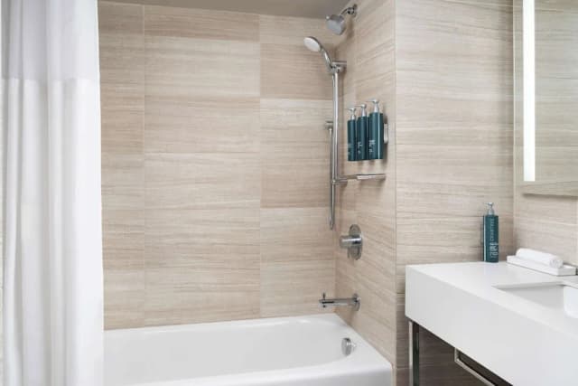 Millennium Hilton New York One UN Plaza-Deluxe Room, 1 Queen Bed, City View (Queen)-6