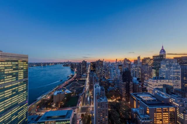 Millennium Hilton New York One UN Plaza-Deluxe Room, 1 Queen Bed, City View (Queen)-2