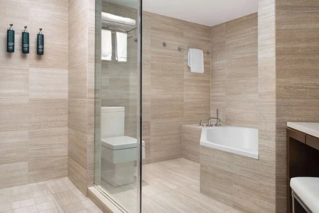 Millennium Hilton New York One UN Plaza-Deluxe Suite, 1 Bedroom (Skyline)-3