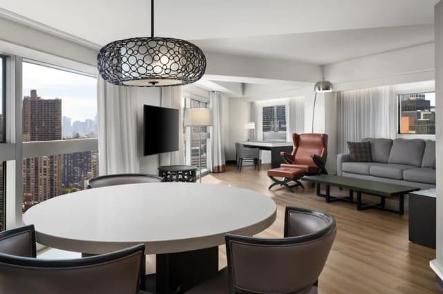 Millennium Hilton New York One UN Plaza-Deluxe Suite, 1 Bedroom (Skyline)-9