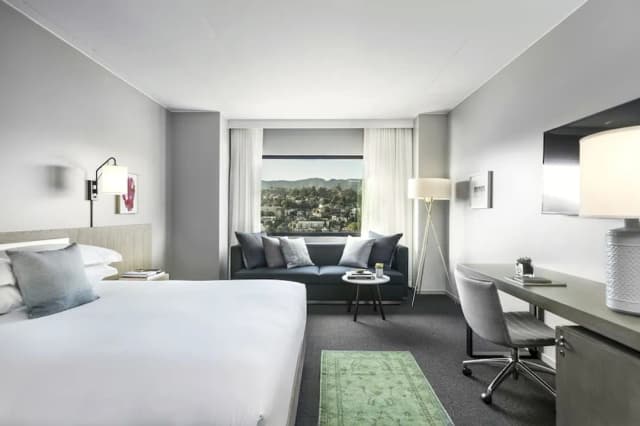 荷里活艾佛利金普頓酒店 (IHG 旗下酒店)-客房, 1 張特大雙人床, 輪椅可達淋浴間 (Mobility)-1