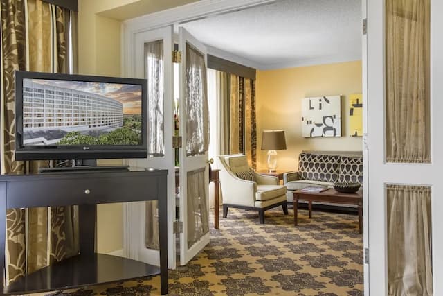 Omni Houston Hotel-Suite, 1 King Bed (Galleria Suite)-3