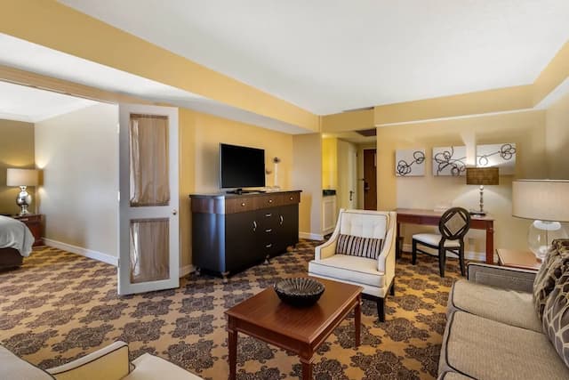 Omni Houston Hotel-Suite, 1 King Bed (Galleria Suite)-9