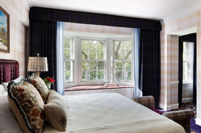 希爾頓伊凡斯頓研究生飯店-客房, 1 張特大雙人床, 浴缸-1