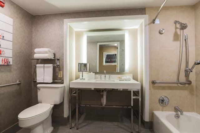 Renaissance Chicago Downtown Hotel-Club Room, 1 King Bed-7