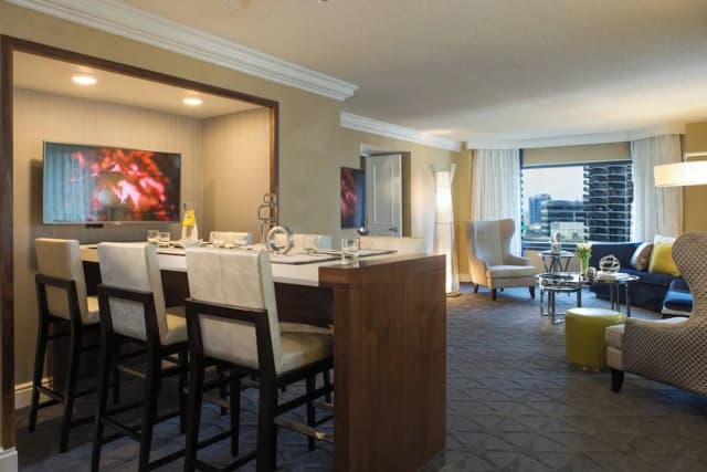 Renaissance Chicago Downtown Hotel-Suite, 1 Bedroom, River View-6