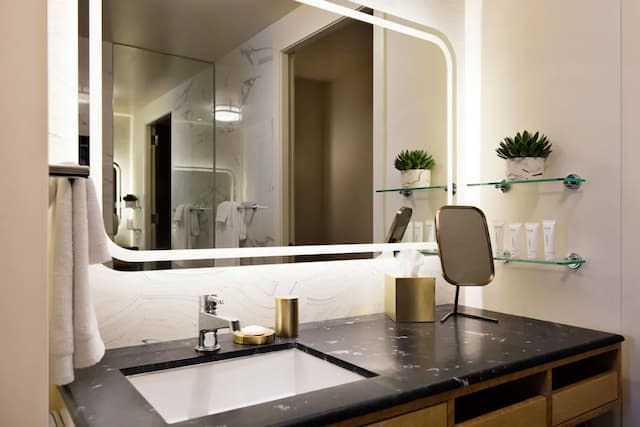 芝加哥總督飯店-豪華客房, 1 張特大雙人床, 無障礙, 湖景-6