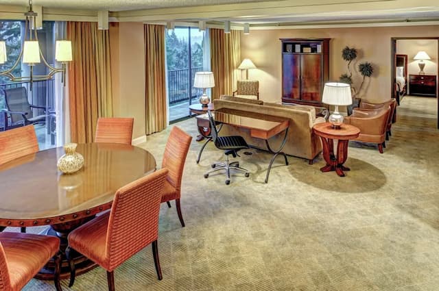 ダブルツリー バイ ヒルトン シアトル エアポート-プレミアム スイート キングベッド 1 台 マウンテンビュー-2