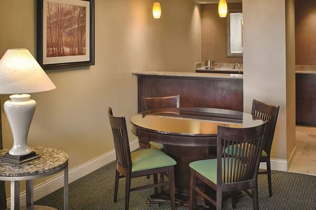 ダブルツリー バイ ヒルトン シアトル エアポート-スイート キングベッド 1 台 バルコニー マウンテンビュー-3