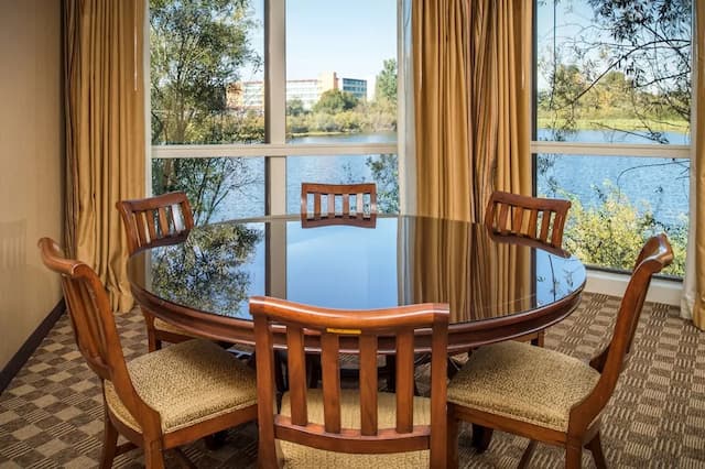 ダブルツリー バイ ヒルトン シアトル エアポート-スイート キングベッド 1 台 バルコニー レイクビュー-4