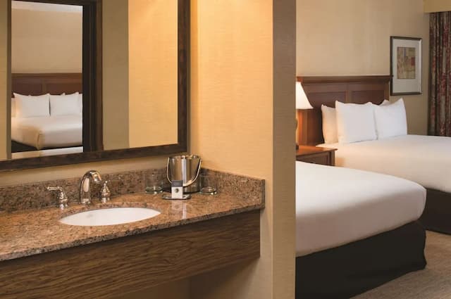 ダブルツリー バイ ヒルトン シアトル エアポート-プレミアム ルーム バルコニー (2 Sleeping Areas)-4