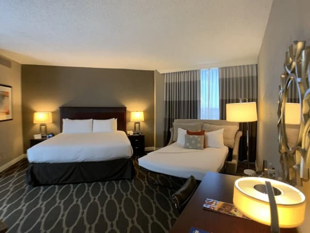 Hilton Houston Westchase-客房, 1 张特大床和 1 张沙发床-1