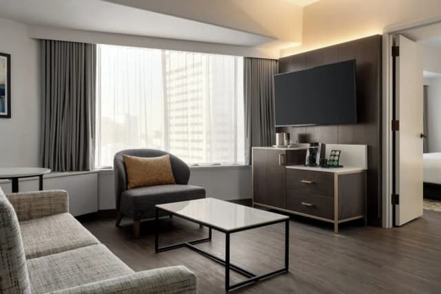 Crowne Plaza Seattle - Downtown by IHG-Junior Suite, 1 King Bed, City View-2