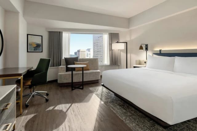 Crowne Plaza Seattle - Downtown by IHG-Junior Suite, 1 King Bed, City View-4