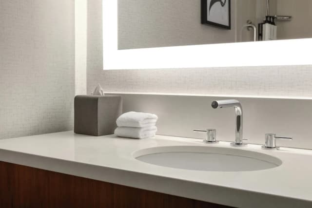 Crowne Plaza Seattle - Downtown by IHG-Junior Suite, 1 King Bed, City View-3