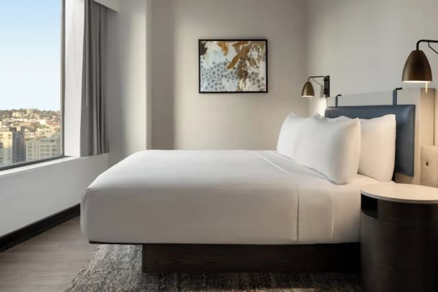 Crowne Plaza Seattle - Downtown by IHG-Premium Room, 1 King Bed (Space Needle View)-1