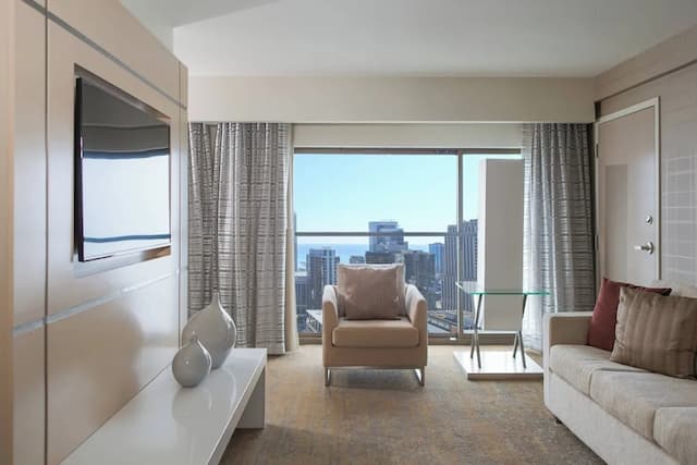Chicago Marriott Downtown Magnificent Mile-Room, 1 King Bed, City View-4