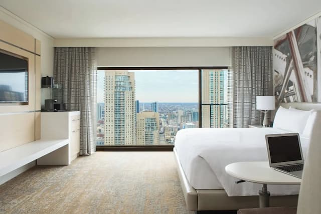 Chicago Marriott Downtown Magnificent Mile-Room, 1 King Bed (Mobility/Hearing Accessible, Tub)-2