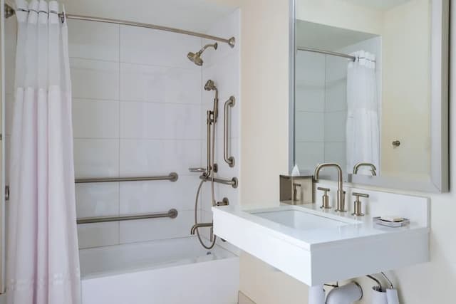 Chicago Marriott Downtown Magnificent Mile-Room, 1 King Bed (Mobility Accessible, Tub)-3