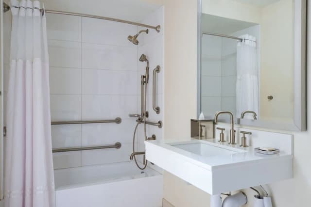 시카고 메리어트 다운타운 매그니피션트 마일-룸, 킹사이즈침대 1개, 시내 전망 (Mobility/Hearing Accessible, Tub)-5