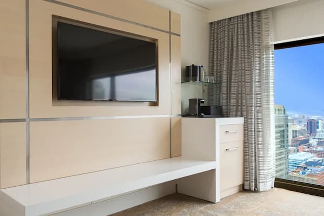 Chicago Marriott Downtown Magnificent Mile-Room, 1 King Bed, City View (Hearing Accessible)-1