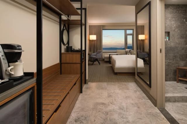 Hyatt Regency Lake Washington at Seattle’s Southport-Room, 1 King Bed, Lake View, Corner-1