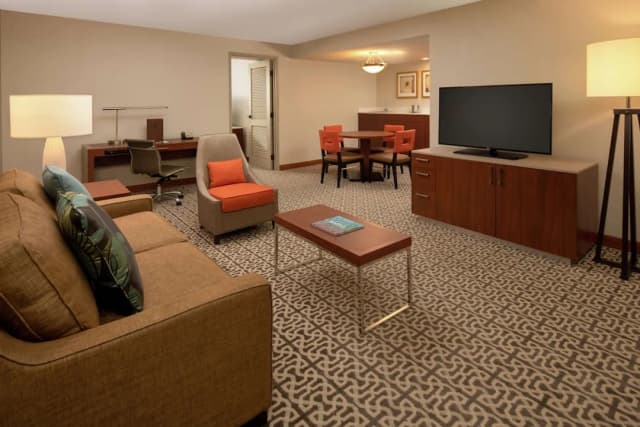 DoubleTree Suites by Hilton Seattle Airport - Southcenter-Premium Suite, 1 King Bed, Accessible (Hearing)-2