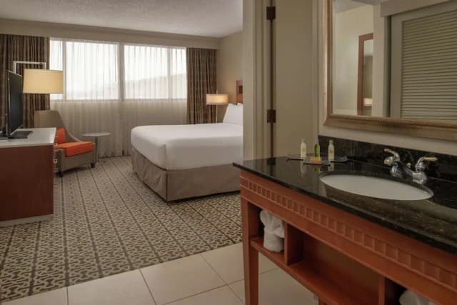 DoubleTree Suites by Hilton Seattle Airport - Southcenter-1 King 2 Rm Suite-3