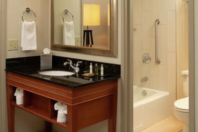 DoubleTree Suites by Hilton Seattle Airport - Southcenter-1 King 2 Rm Suite-4
