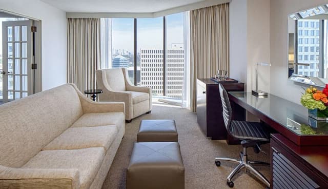 ダブルツリー バイ ヒルトン ホテル ヒューストン - グリーンウェイ プラザ-デラックス スイートキングサイズベッド 1 台-6