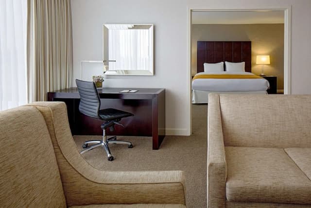 ダブルツリー バイ ヒルトン ホテル ヒューストン - グリーンウェイ プラザ-デラックス スイートキングサイズベッド 1 台-3